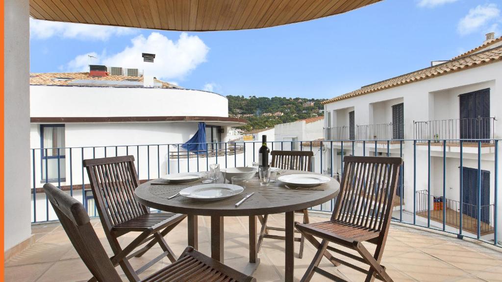 une table et des chaises sur un balcon avec vue dans l'établissement 1Kim01 - Llafranc, à Llafranc