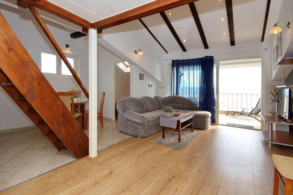 Posedenie v ubytovaní Apartment in Pisak with sea view, terrace, air conditioning, WiFi 153-29