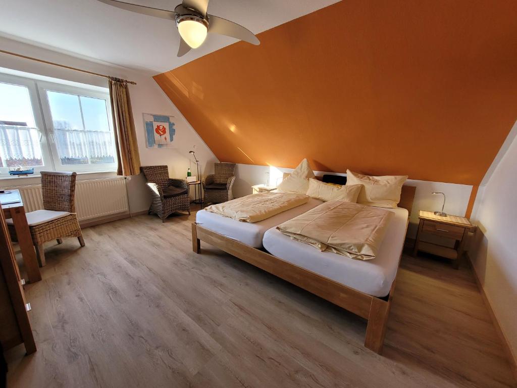 Postel nebo postele na pokoji v ubytování Naturwert Hotel Garni Ursula