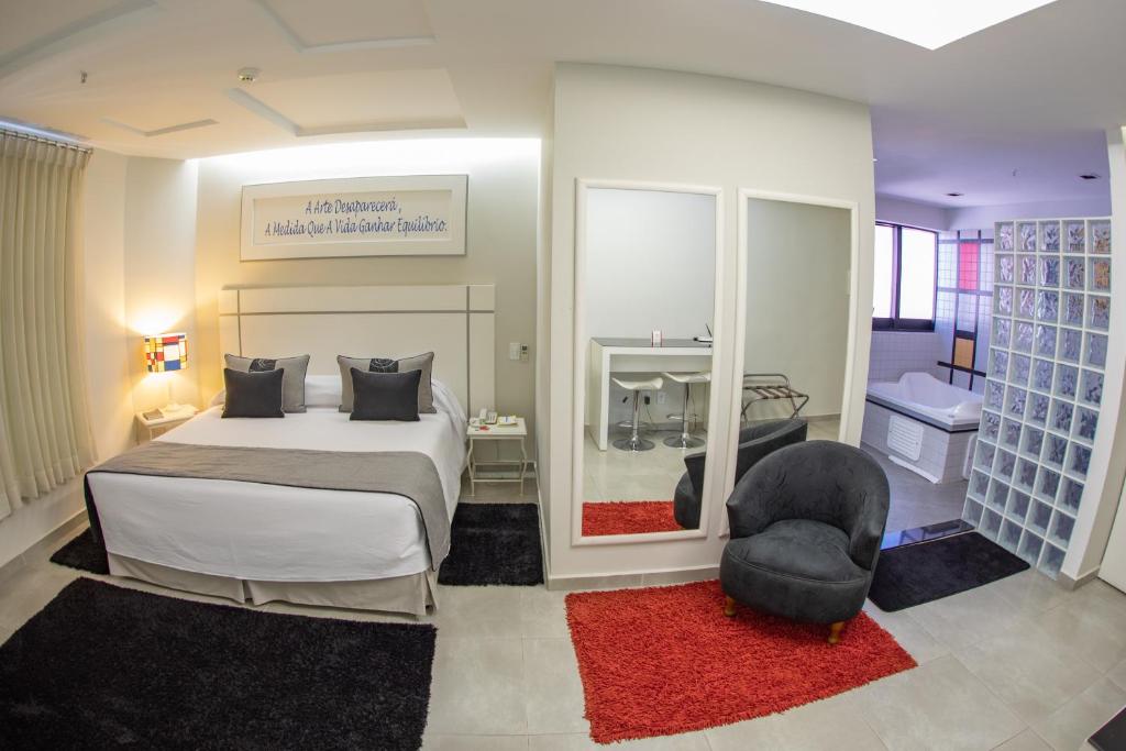 Postel nebo postele na pokoji v ubytování Mondrian Suite Hotel
