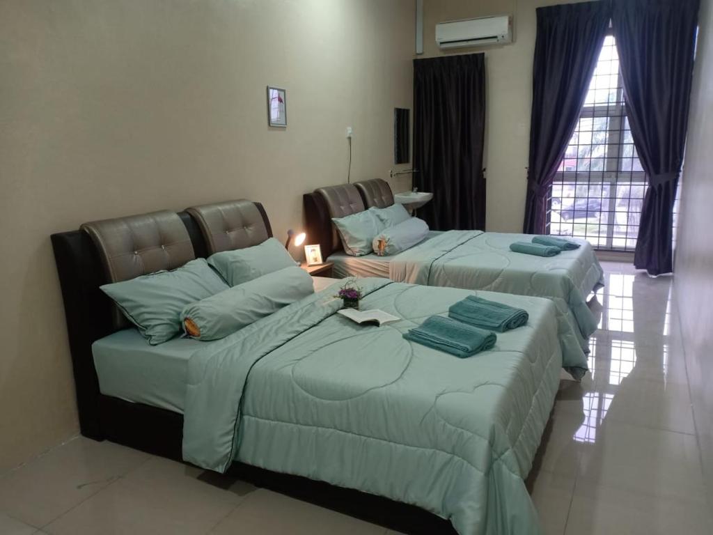sypialnia z 2 łóżkami i kanapą w obiekcie Cyber Loft Homestay w mieście Ipoh
