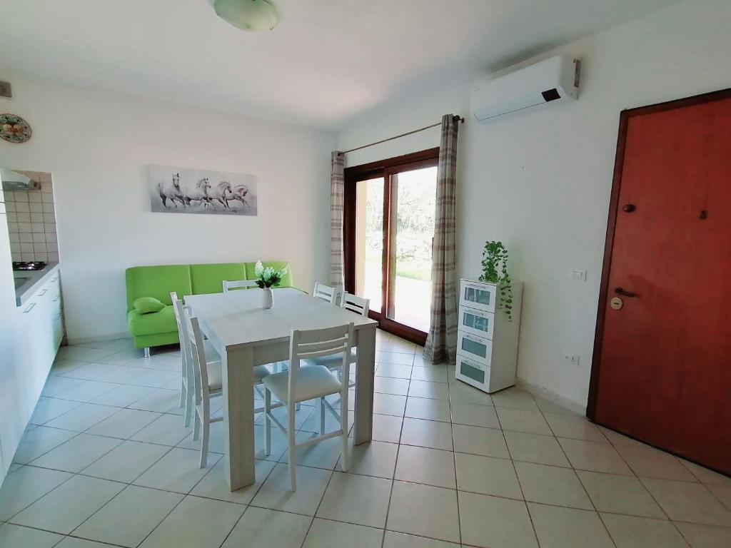 Część wypoczynkowa w obiekcie Appartamenti OIKOS con Vista Mare e Wi-Fi