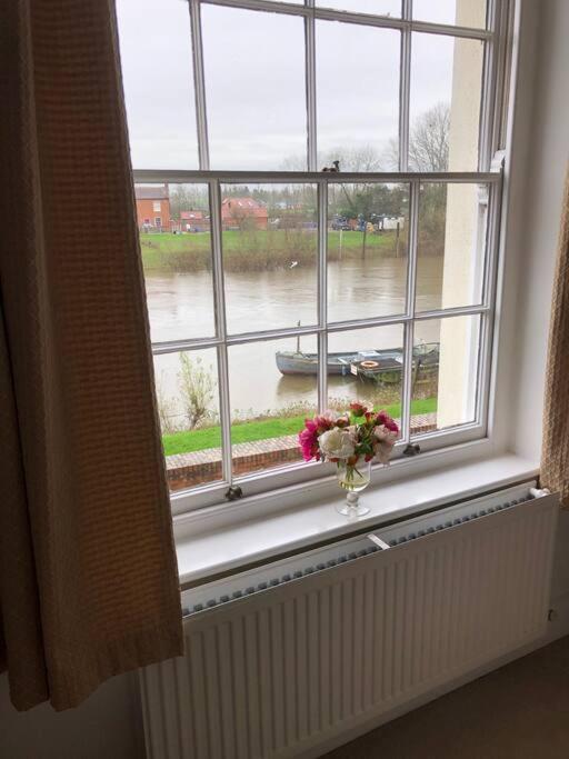 Beautiful riverfront cosy one bedroom apartment - Housity