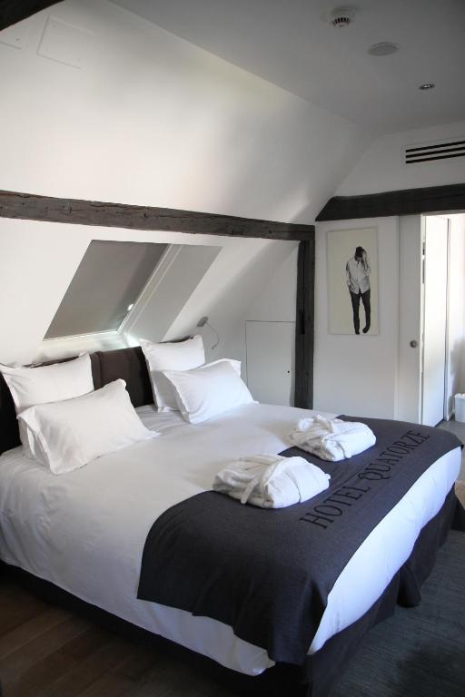 Postel nebo postele na pokoji v ubytování Hôtel Quatorze