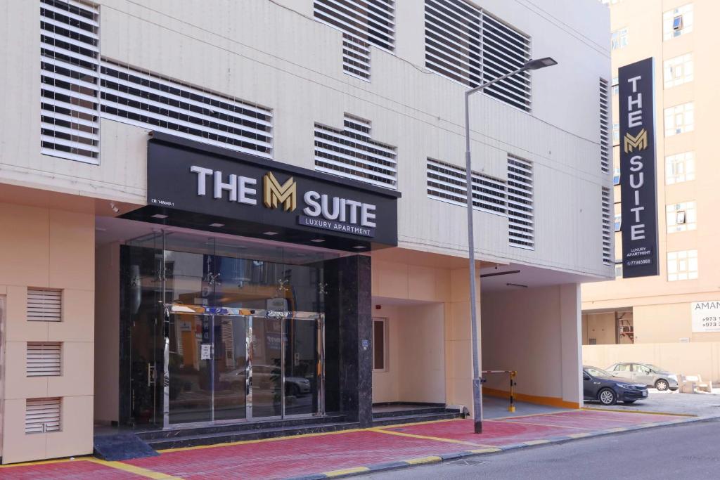 un edificio con un cartel que lee la suite m en The M Suite en Juffair
