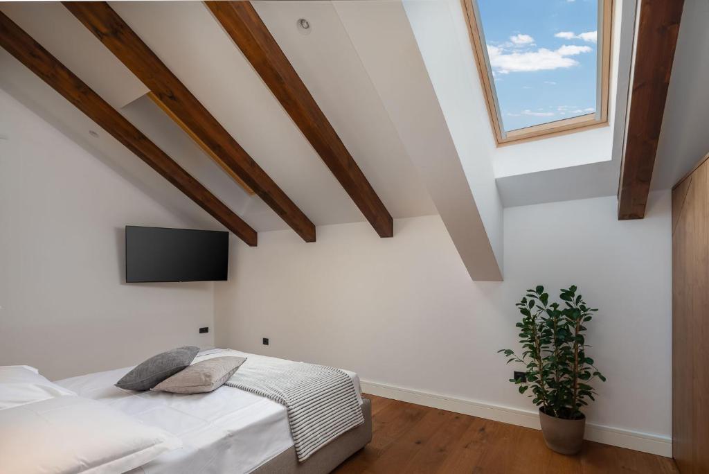Posteľ alebo postele v izbe v ubytovaní Luxury Villa Silence with Heated Pool