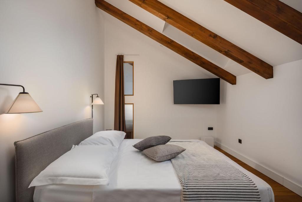 Posteľ alebo postele v izbe v ubytovaní Luxury Villa Silence with Heated Pool