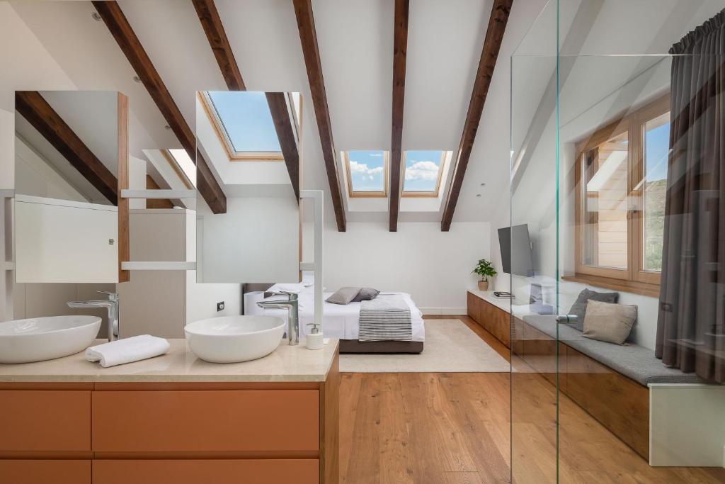 Posteľ alebo postele v izbe v ubytovaní Luxury Villa Silence with Heated Pool