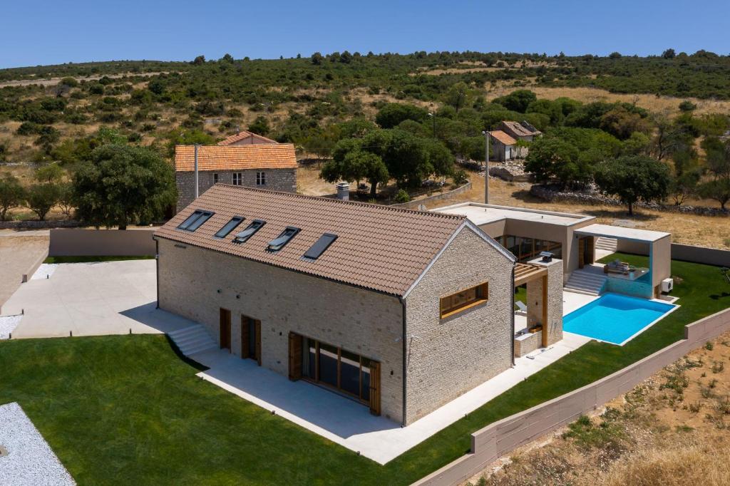 Bazén v ubytovaní Luxury Villa Silence with Heated Pool alebo v jeho blízkosti