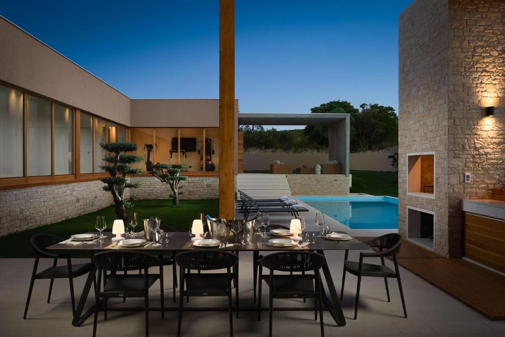 Patio alebo iná vonkajšia časť ubytovania Luxury Villa Silence with Heated Pool