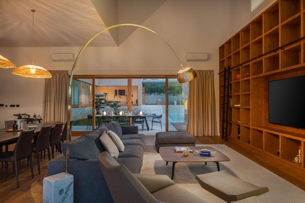 Posedenie v ubytovaní Luxury Villa Silence with Heated Pool