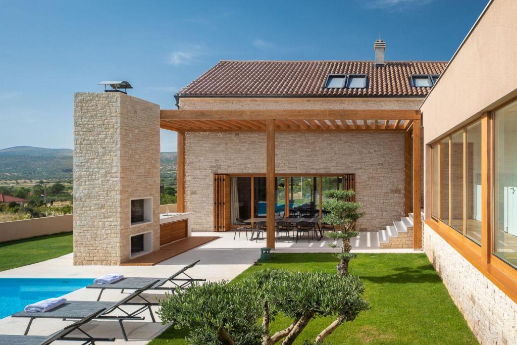 Bazén v ubytovaní Luxury Villa Silence with Heated Pool alebo v jeho blízkosti