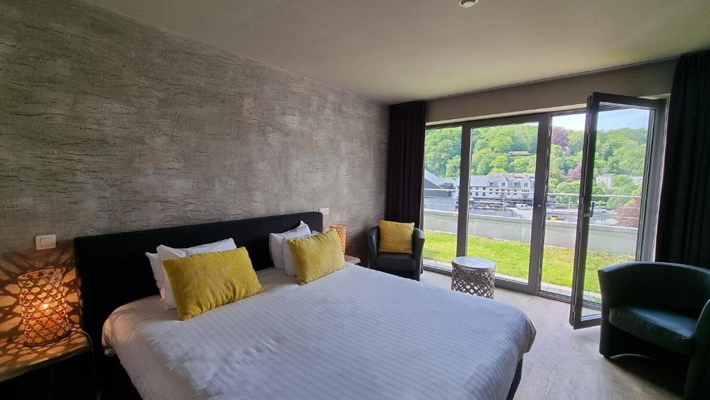Postel nebo postele na pokoji v ubytování Hôtel WELLNESS EAU DE ROCHE Durbuy
