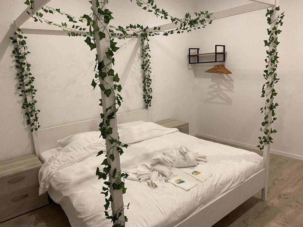 een slaapkamer met een bed bedekt met klimop bij Vlakbij het centrum genieten van de rust. in La-Roche-en-Ardenne
