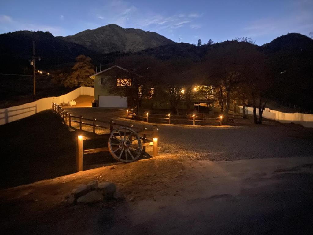 einem Holzwagen mit Lichtern auf einem Feld in der Nacht in der Unterkunft Kern River Retreat - Walk to River & Downtown! retreat in Kernville