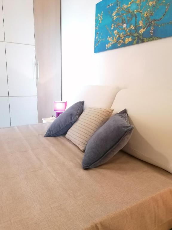 Łóżko lub łóżka w pokoju w obiekcie Appartamenti OIKOS con Vista Mare e Wi-Fi