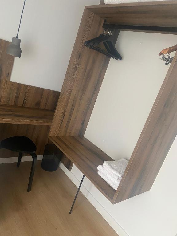 a room with a wooden desk with a mirror at Hotel Restaurant Noblia in Bidarray