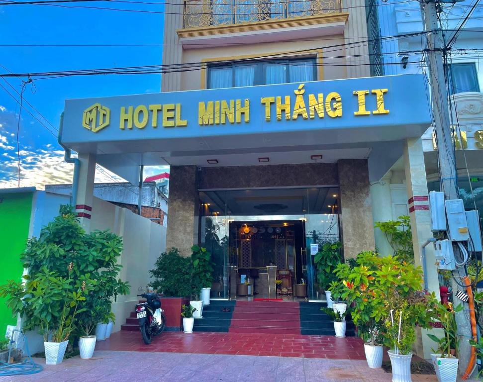 Hotel Minh Thắng 2 في كون داو: فندق مع علامة تنص على أن فندق ub الرئيسي يشكر عليه