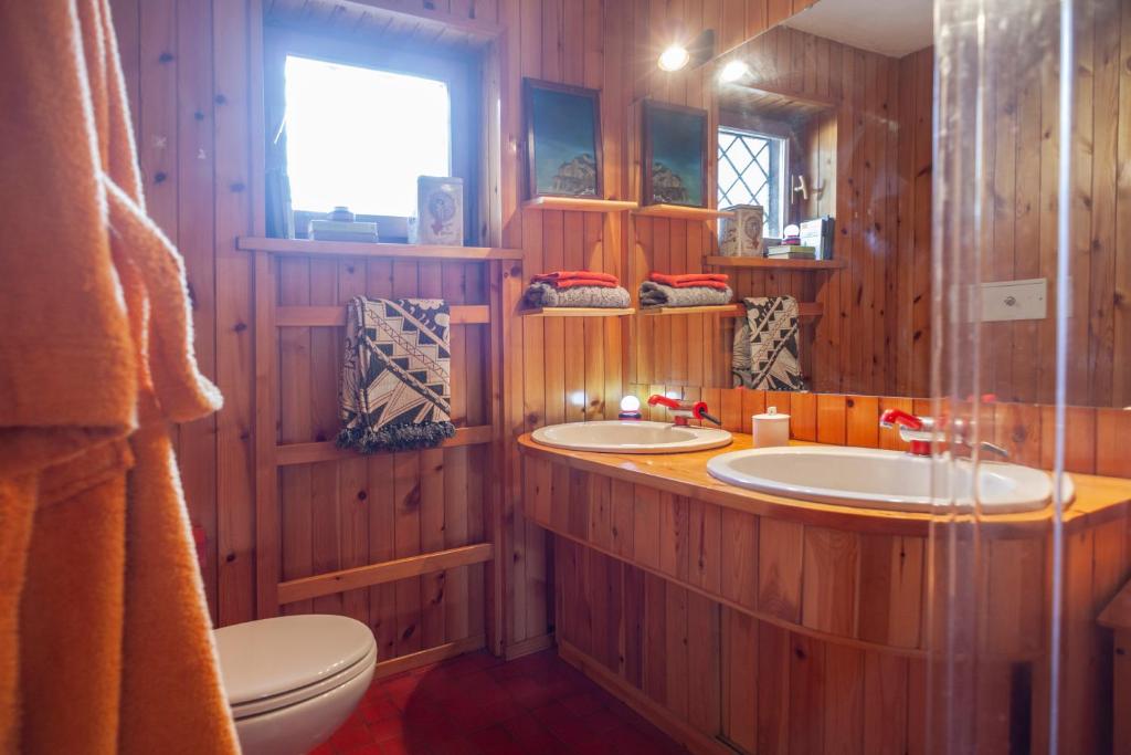 łazienka z 2 umywalkami i toaletą w obiekcie Spacious chalet low-cost for a group holiday w mieście Courmayeur