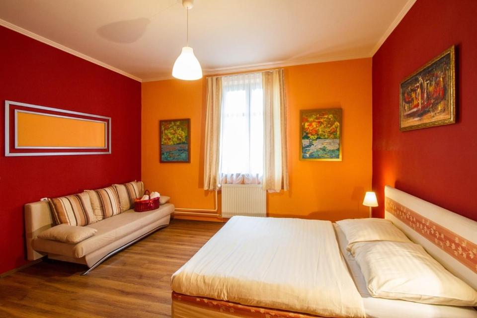 Postel nebo postele na pokoji v ubytování Hotel *** Plauter Kúria