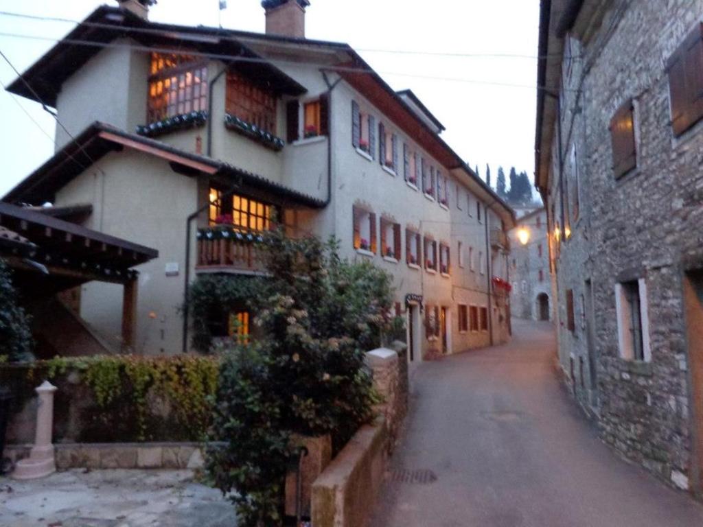 an empty street in a town with a building at Bed and Breakfast Isabella in Miane