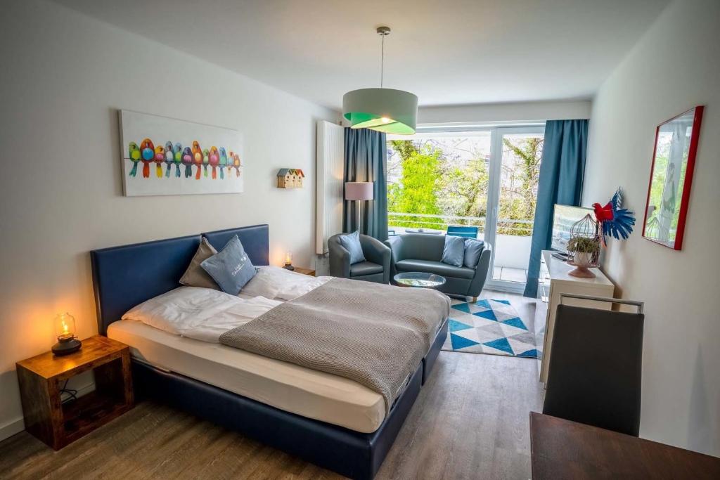 - une chambre avec un lit king-size et une chaise dans l'établissement Studio 42 "Vogelfrei", à Grömitz