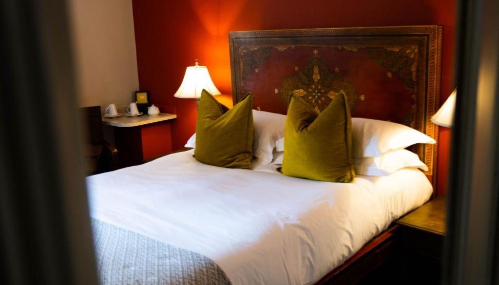 Postel nebo postele na pokoji v ubytování Elephant Hotel
