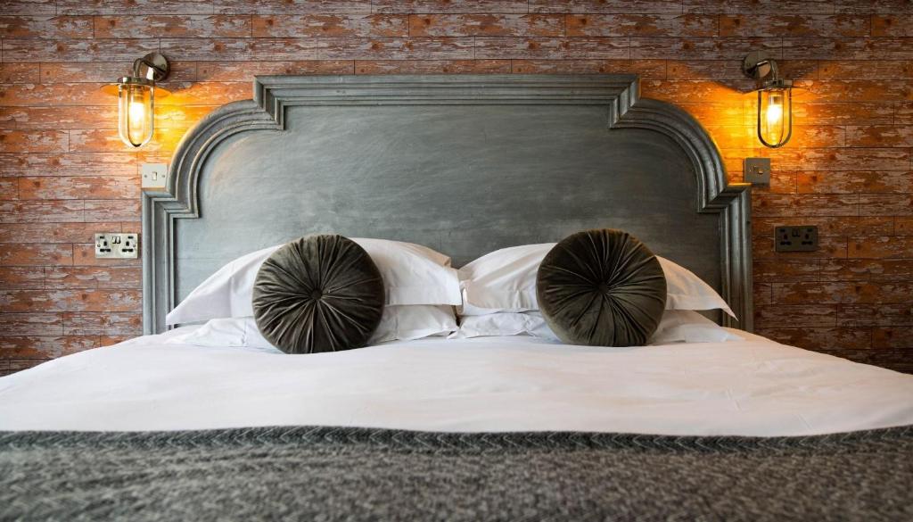 Postel nebo postele na pokoji v ubytování Elephant Hotel
