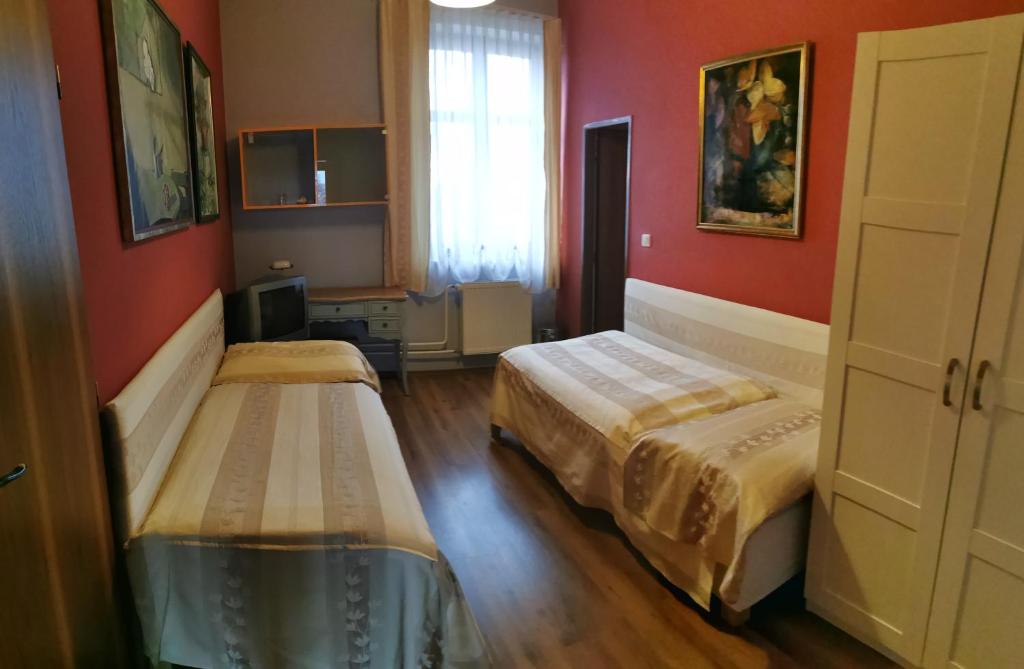 Postel nebo postele na pokoji v ubytování Hotel *** Plauter Kúria