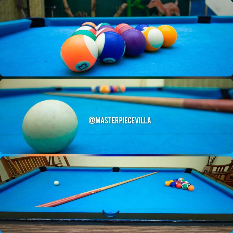 duas imagens de uma mesa de bilhar com bolas e tacos em Villa Panorama Billiard by Masterpiece VIlla em Tlekung