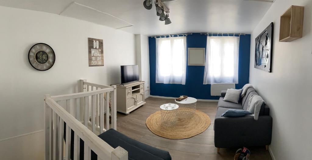 a living room with a couch and a table at Agréable maison de ville hyper centre cathédrale in Noyon