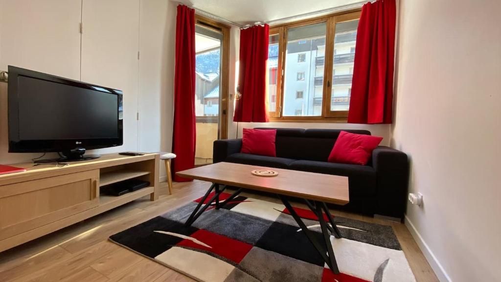 TV a/nebo společenská místnost v ubytování Chamois de Chamonix, Confortable 2 pièces, balcon, parking gratuit