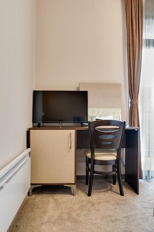 TV a/nebo společenská místnost v ubytování Family Hotel LILIUM