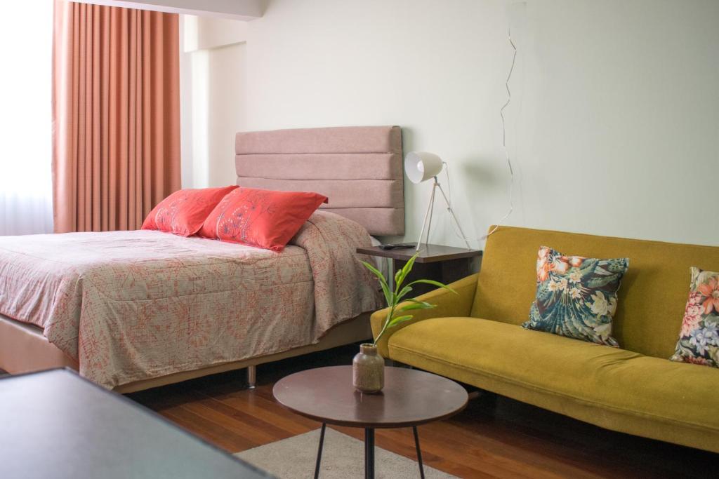 1 dormitorio con cama, sofá y mesa en Skyline, en La Paz