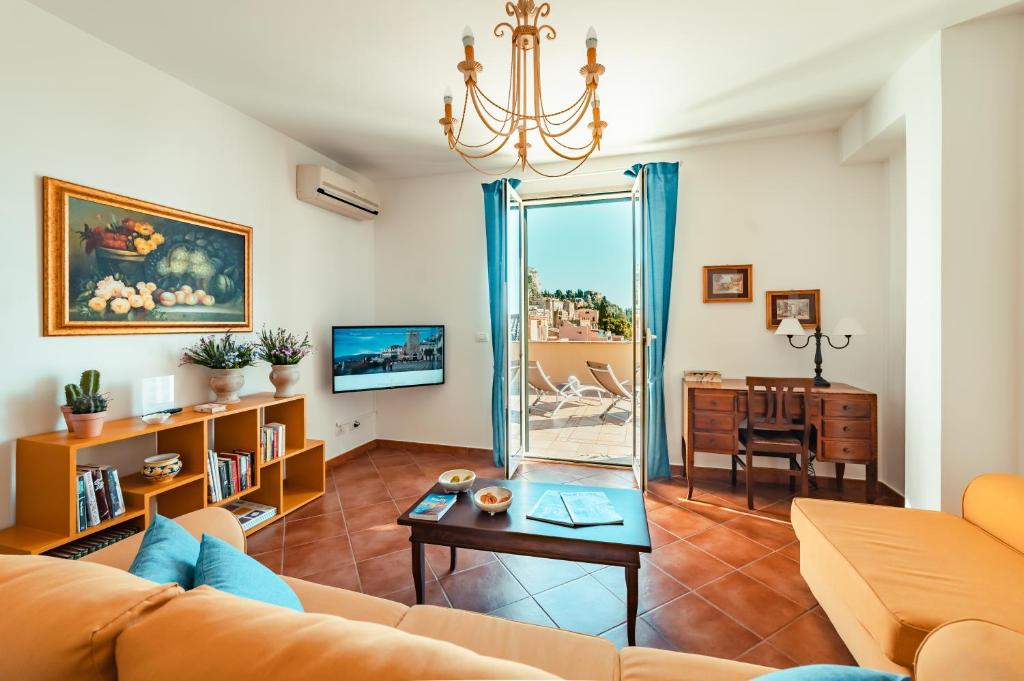 uma sala de estar com um sofá e uma mesa em TaoApartments - Casa Vittoria em Taormina