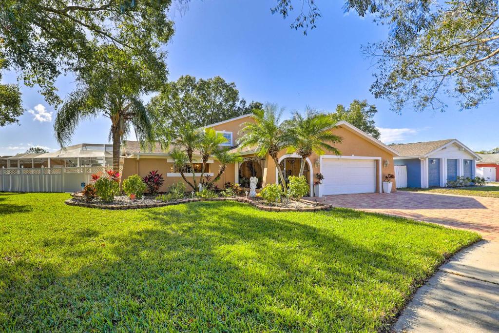 ein Haus mit einem Hof mit Auffahrt in der Unterkunft Cozy Home in Heart of Tampa with Lanai and Pool! in Tampa