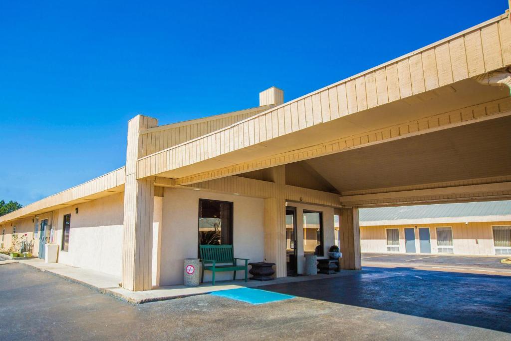 a view of the front of a building at OYO Hotel Brookhaven MS - I-55 in Brookhaven