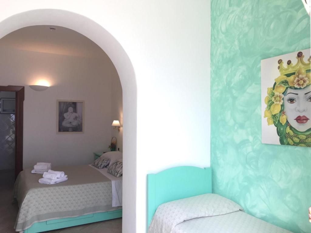 Postel nebo postele na pokoji v ubytování Stromboli Suite Apartment with Terrace Volcano & Sea view