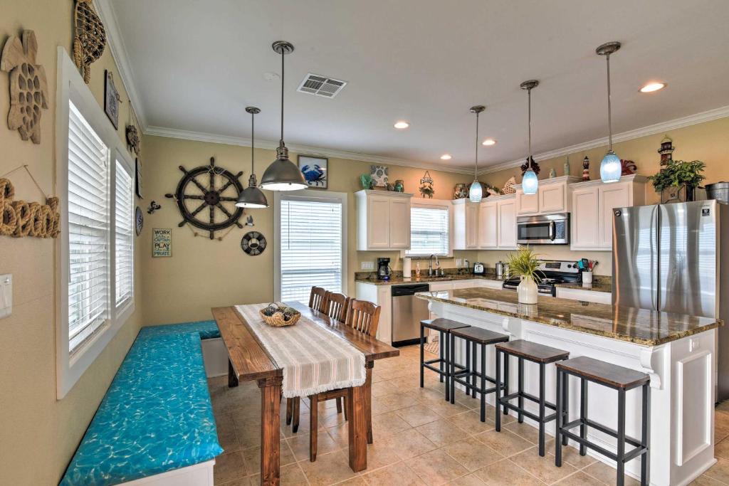 Η κουζίνα ή μικρή κουζίνα στο Ocean View and Grill Crystal Beach Bungalow!