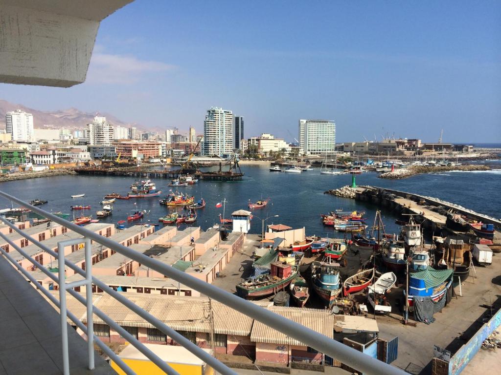 vistas a un puerto con barcos en el agua en Hotel Marina, en Antofagasta