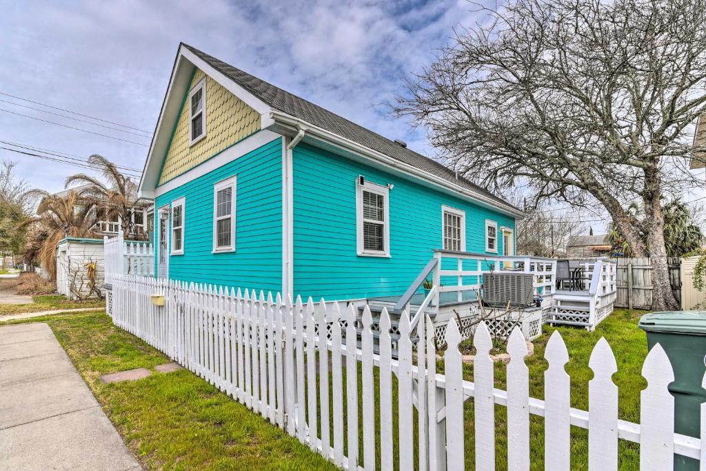 une maison bleue avec une clôture blanche dans l'établissement Galveston ‘Blue Bungalow’ - Walk to Beach!, à Galveston