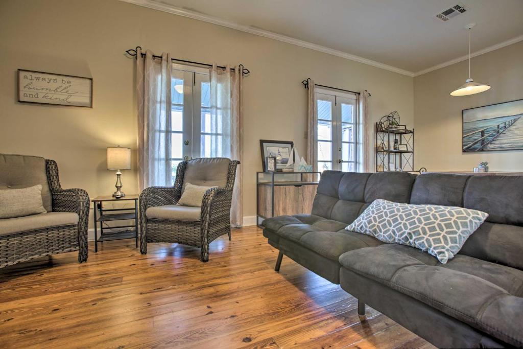 - un salon avec un canapé et deux chaises dans l'établissement Lakefront Madisonville Townhome with Views!, 