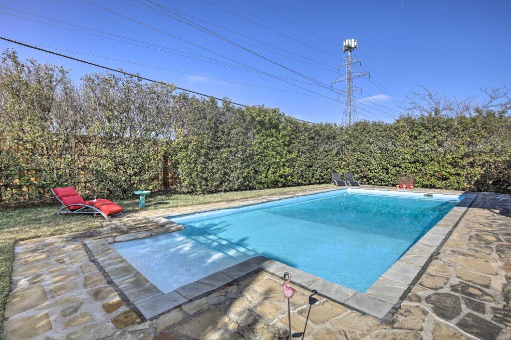 Bazén v ubytování Poolside Oasis Richardson Home with Movie Room! nebo v jeho okolí