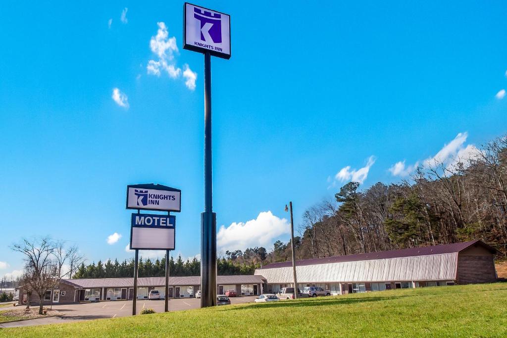 un cartello di un motel su un palo in un parcheggio di Knights Inn - Cleveland a Cleveland