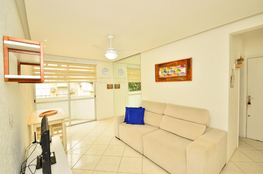 un soggiorno con divano e tavolo di Apartamento para 2 hóspedes próximo a UFSC e Shopping Villa Romana N1155 a Florianópolis