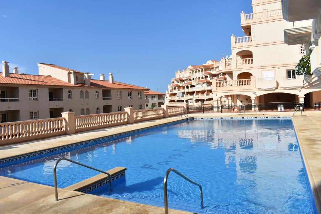 Bazén v ubytování Luxury apartment in central Almerimar with Free Secure Parking nebo v jeho okolí