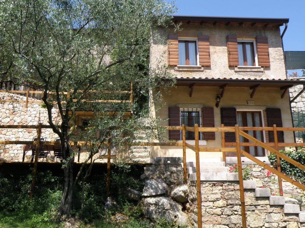 an old house on the side of a hill at Ca' Spina: Sweet Home in Valpolicella in SantʼAmbrogio di Valpolicella