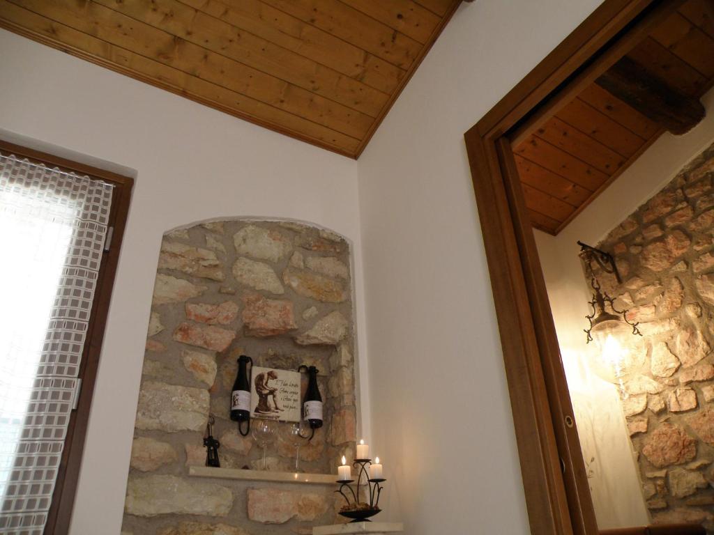 Pokój z kamienną ścianą i lustrem w obiekcie Ca' Spina: Sweet Home in Valpolicella w mieście SantʼAmbrogio di Valpolicella
