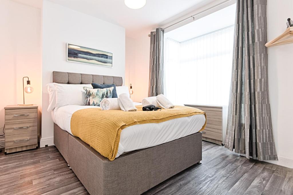 ein Schlafzimmer mit großem Bett und Fenster in der Unterkunft 4-Bed - 2 Bath - Off-Road parking - Ideal for Contractors in Swansea