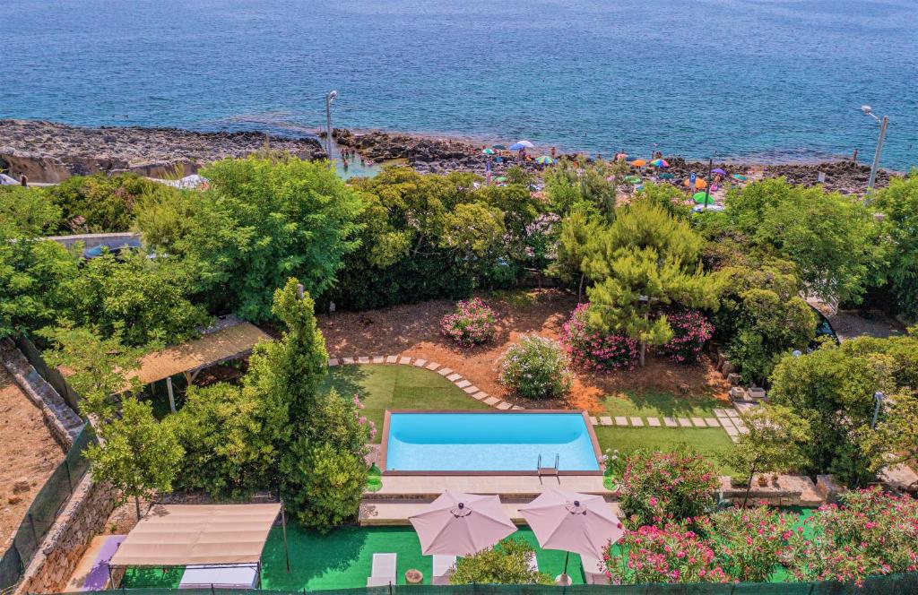 una vista aérea de un complejo con piscina en Villa Lina, en Marina Serra